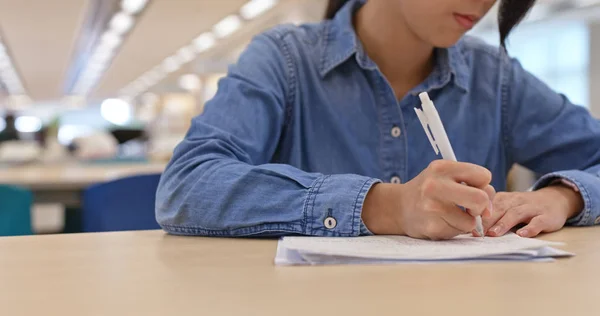 Mujer Escribir Papel Con Teléfono Celular Casa — Foto de Stock