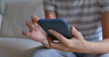 Evde kadın cep telefonu kullanımı