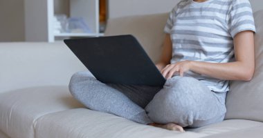 Kadınlar evde bilgisayarla çalışıyorlar.