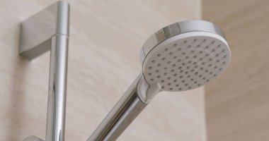 Duş başlığında su akıyor.