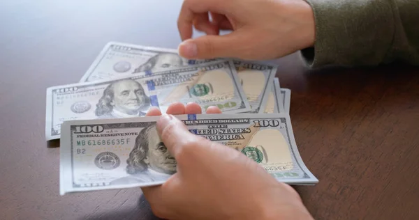 Μετρώντας Χαρτονομίσματα Χρημάτων Usd — Φωτογραφία Αρχείου