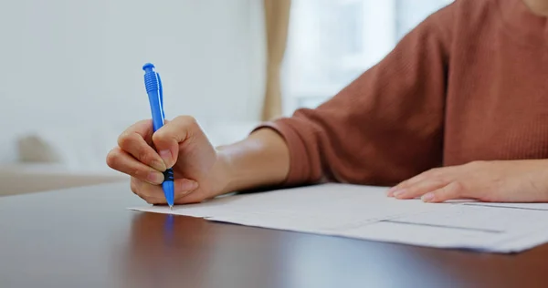 Frau Schreibt Auf Papier Studiert Hause — Stockfoto