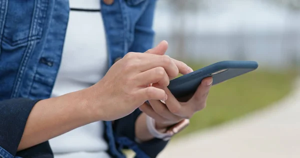 Woman Touch Slimme Telefoon Stad — Stockfoto