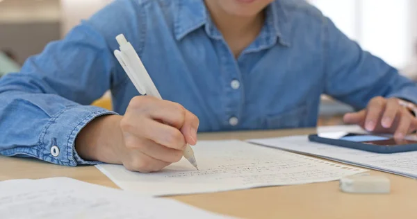 Kvinnan Arbetet Med Uppsatsen Med Att Använda Mobiltelefon Biblioteket — Stockfoto