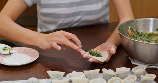 Mulher Fazer Bolinho Carne Chinesa Casa — Fotografia de Stock