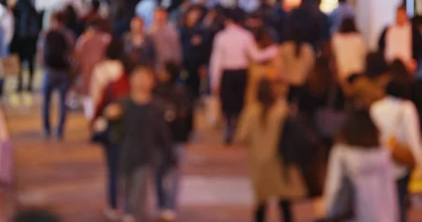 Flou Avec Groupe Personnes Marchent Dans Rue Nuit — Photo