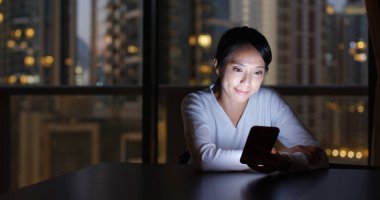 Kadın akşam cep telefonundan sms göndermek