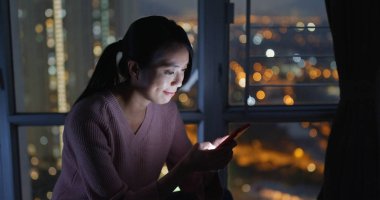 Cep telefonu kadın bak akşam