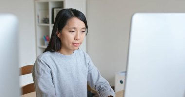 Kadınlar evde bilgisayarla çalışıyorlar.