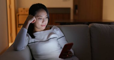 Cep telefonu ve kanepe otur kadın göz