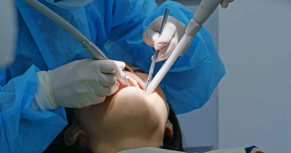 Una Mujer Hace Chequeo Dental Clínica — Foto de Stock