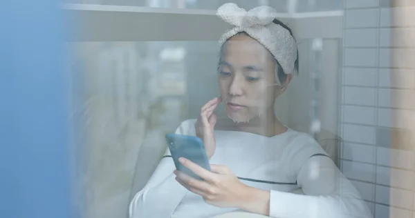 Žena Použije Masku Papíru Použití Mobilního Telefonu — Stock fotografie
