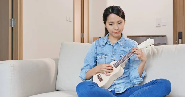 Woman Enjoy Play Ukulele Home — Stock Photo, Image