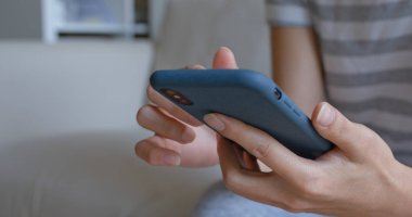 Evde kadın cep telefonu kullanımı