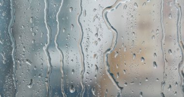 Arka plan dışında şiddetli yağmur