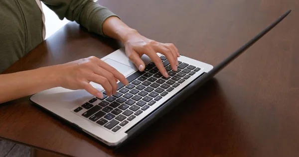 Vrouw Type Computer — Stockfoto