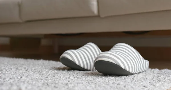 Paar Fleece Slippers Thuis — Stockfoto