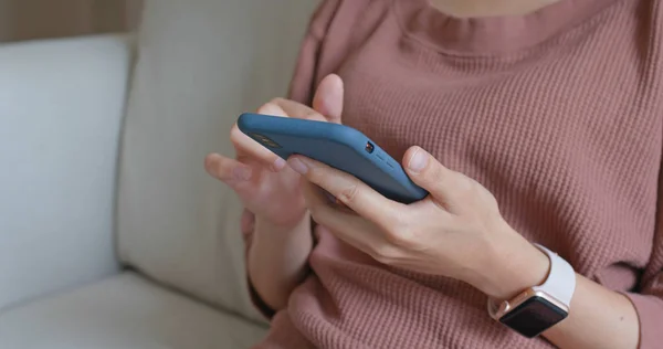 Frau Benutzte Handy — Stockfoto