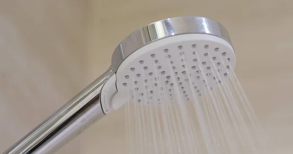 Flusso d'acqua nel soffione della doccia — Foto Stock