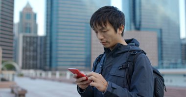 Adam cep telefonu şehirde kullanımı