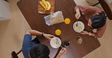 Çiftin en iyi görünümü evde tahıl kahvaltısı var