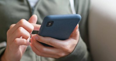 Smartphone tatlı kadın kullanımı