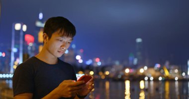 Adam smartphone vasıl açık kullanımı