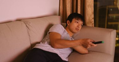 Adam tv izlemek ve geceleri kanepede yatıyor