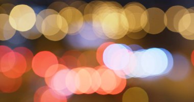 Geceleri şehrin bulanık görüntüsü