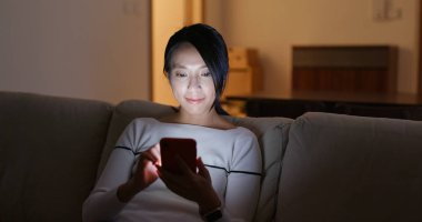 Gece kadın cep telefonu kullanımı