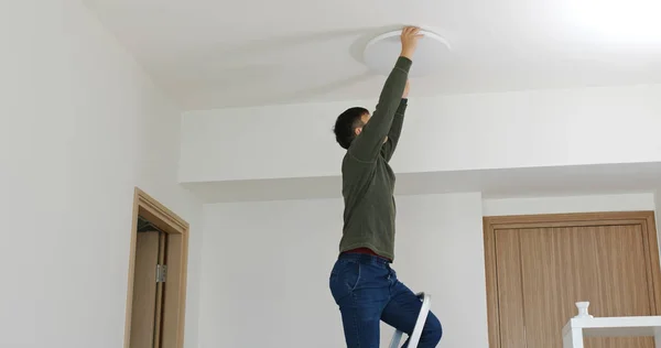 Mann Installiert Lampe Der Decke Hause — Stockfoto