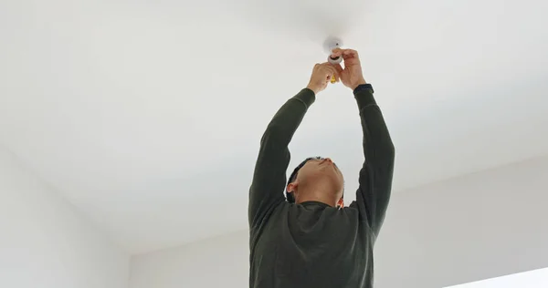 Человек Установить Лампу Потолке Дома — стоковое фото