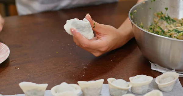 Kvinna Göra Med Kinesisk Kött Dumpling — Stockfoto