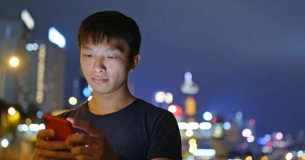 Uso Del Teléfono Inteligente Ciudad Por Noche — Foto de Stock