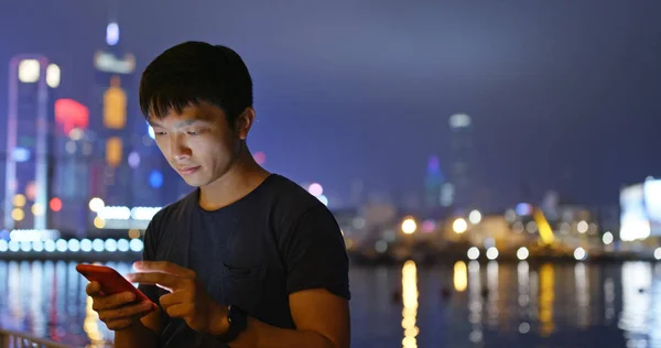 Homem Uso Telefone Celular Cidade Noite — Fotografia de Stock