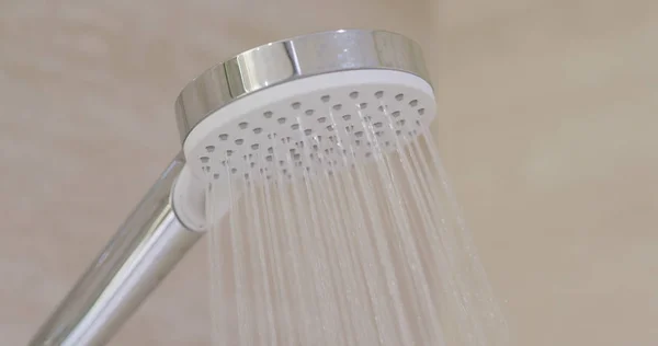 シャワーヘッドの水の流れ — ストック写真