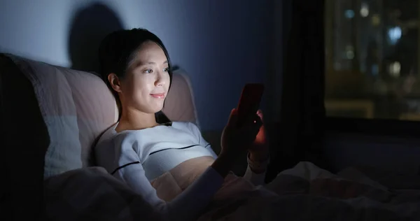Mujer Uso Del Teléfono Móvil Acostado Cama Por Noche —  Fotos de Stock