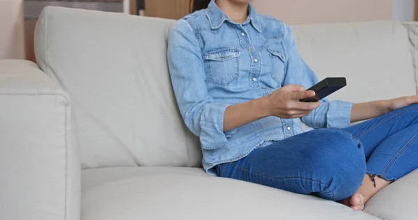 Mujer Ver Televisión Casa — Foto de Stock