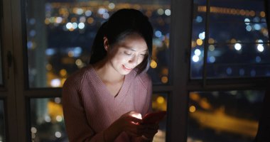 Kadın telefonda City gece kontrol