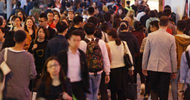 Causeway Bay, Hong Kong - 22 Şubat 2019: Kalabalık insanlar gece yolun karşısına geçiyor