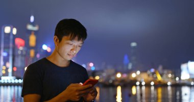 Adam geceleri smartphone şehir içinde kullanımı