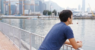 Adam denize bak ve Hong Kong'da bir şeyler düşün.