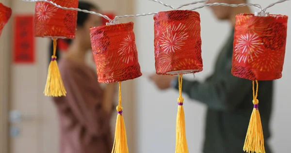 Homme Donnant Des Paquets Rouges Femme Avec Décoration Nouvel Chinois — Photo