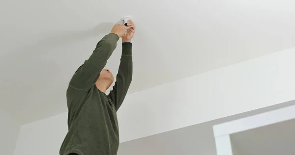 Man Installeer Lamp Aan Het Plafond Thuis — Stockfoto