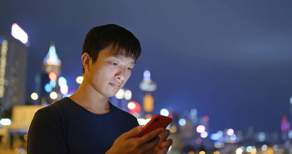 Hombre Comprobar Teléfono Móvil Ciudad Por Noche — Foto de Stock