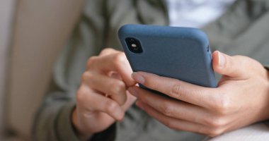Cep telefonu closeup kadın kullanımı