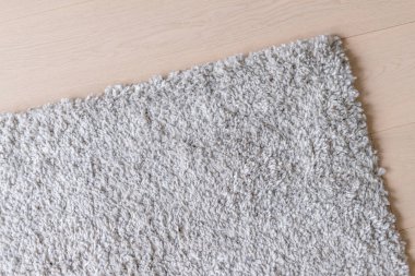 Yerde bej kürklü halı