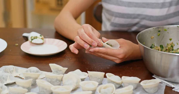 家で中国の肉団子を作る女性 — ストック写真