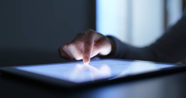 Tablet ekranında kişi dokunma