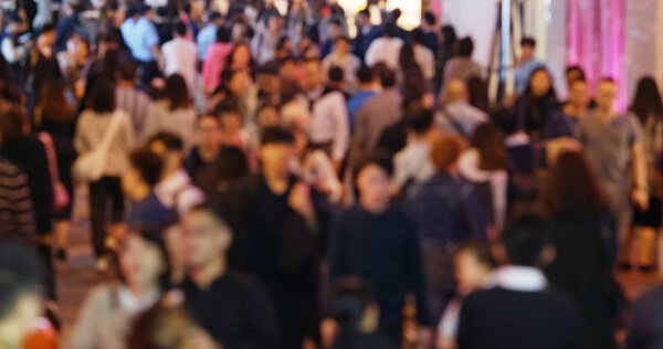 Размытость толпы гуляющих по улице